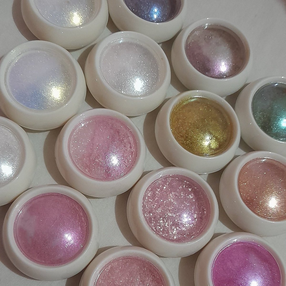 glxynails's tweet photo. Avisa que os novos prós cromados chegaram aqui na #glxynails~
Particularmente eu AMEI e tem cinco deles que são magnéticos ein.
Bora encomendar seu set logo!💕✨️
#pócromado #chroma #brilho #unhas #pressonnails #presson #unhapostiça https://t.co/UztggbtU7v