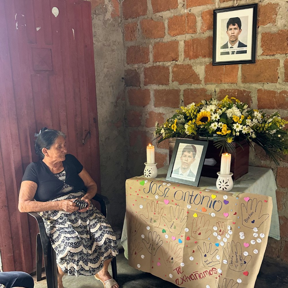 UBPDcolombia's tweet photo. En La Gloria, la #UBPDCesar realizó la entrega digna de José Antonio Quintero, dado por desaparecido en el año 1999. José Antonio falleció en zona rural de Santander en el 2000, en medio de combates de la Operación Berlín, y permaneció en el Cementerio Municipal de Bucaramanga. https://t.co/LgqOtEVtyC