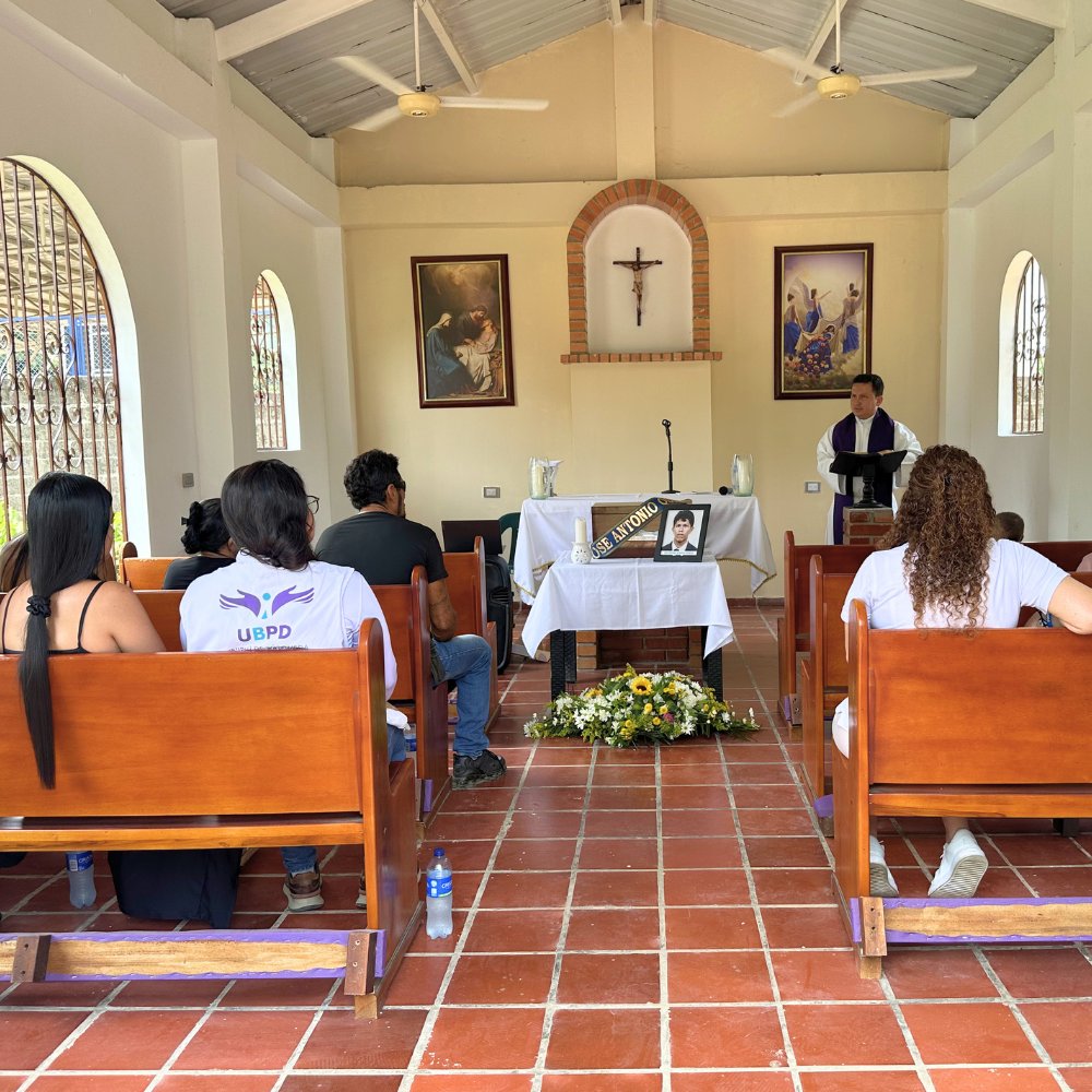 UBPDcolombia's tweet photo. En La Gloria, la #UBPDCesar realizó la entrega digna de José Antonio Quintero, dado por desaparecido en el año 1999. José Antonio falleció en zona rural de Santander en el 2000, en medio de combates de la Operación Berlín, y permaneció en el Cementerio Municipal de Bucaramanga. https://t.co/LgqOtEVtyC