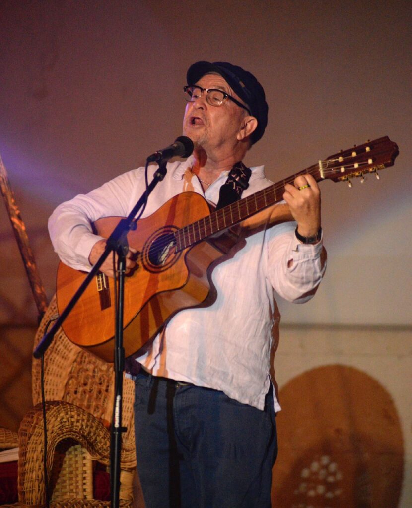 El Premio Guamo Honorífico de la UNEAC por la Obra de la Vida,  le fue conferido al trovador y compositor guantanamero Lorenzo Cisneros (Topete), en reconocimiento a su permanente entrega a la creación artística y a la defensa del movimiento trovadoresco cubano. FELICITACIONES.