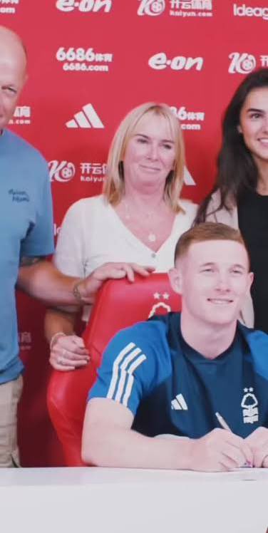 YT100PCTMAGS's tweet image. R.I.P Helen. All our love to Elliot and his family.🙏🖤🤍 @NFFC #NUFC