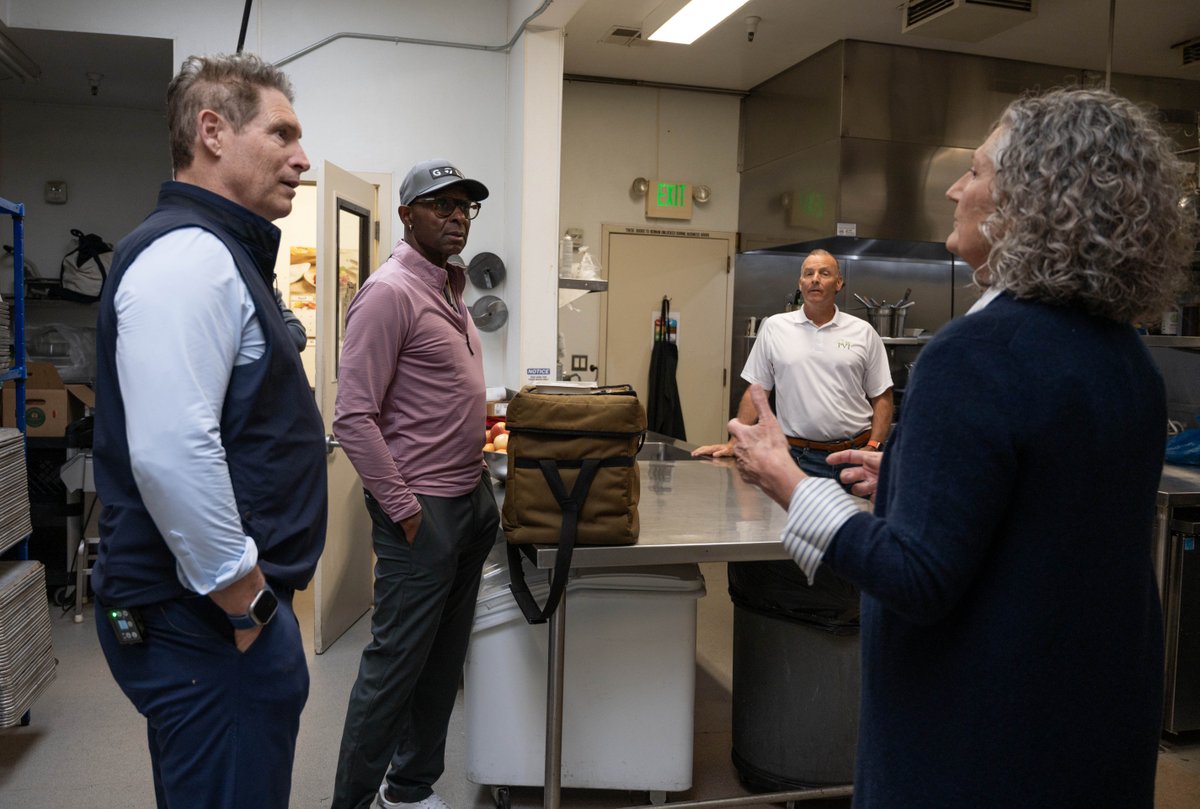 PVIseniors's tweet image. We kept a pretty big secret in our kitchen…Earlier this month, as we wrapped up #MarchForMeals and #NationalNutritionMonth, football legends Jerry Rice and Joe Montana got a behind-the-scenes look at how Meals on Wheels supports older adults.

#PVI #MealsOnWheels #SecretsOut
