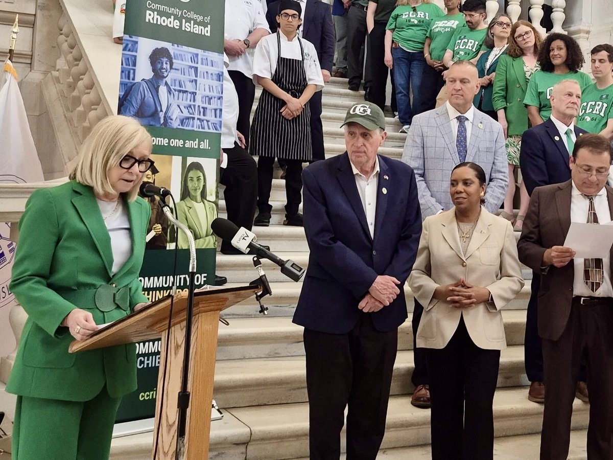 LGSabinaMatos's tweet image. Happy CCRI Day, #RhodeIsland! It was great to join so many students, faculty, and staff from @ccri1964 at the State House to celebrate our state’s amazing community college system. 

@govdanmckee @joeshekarchi #college #student #success #ri #ltgov