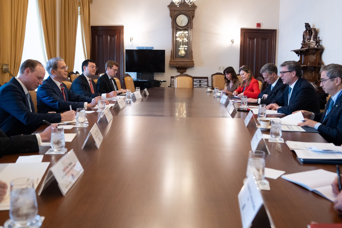 SecScottBessent's tweet image. Yesterday, I met with Italian Minister of Economy and Finance Giancarlo Giorgetti to discuss our views on the global economy.

I enjoyed engaging with the Minister on the subject of critical minerals cooperation between our nations.