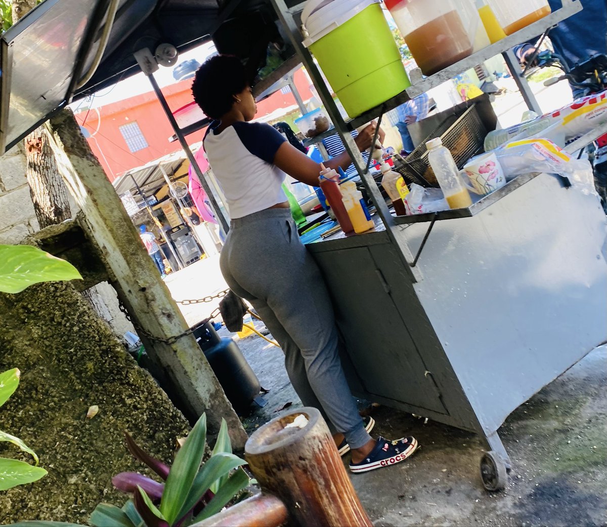 ElLector31's tweet photo. Desde el departamento de periodismo me enviaron estas fotos.

Digan ustedes si le hace honor al nombre y dónde está ubicado el llamativo puesto de empanadas.

#rd #empanadas #barrio https://t.co/QnbL6ePW7j