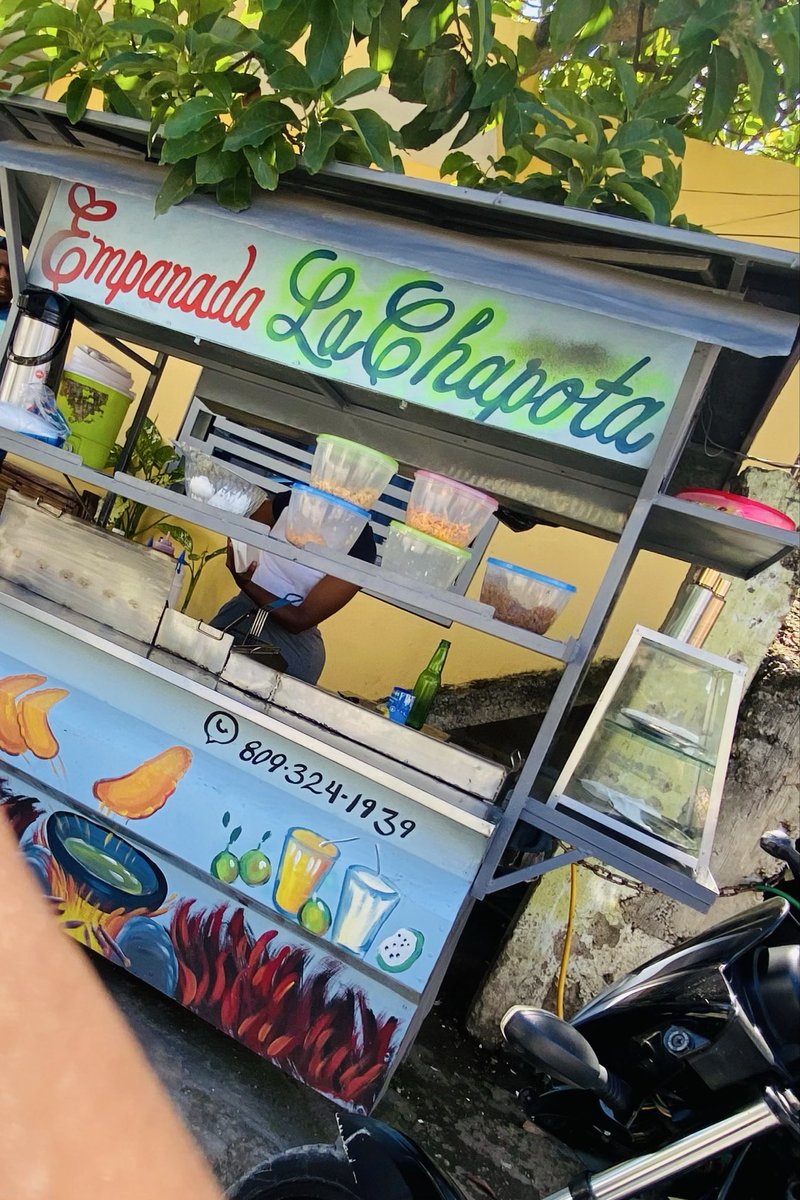 ElLector31's tweet photo. Desde el departamento de periodismo me enviaron estas fotos.

Digan ustedes si le hace honor al nombre y dónde está ubicado el llamativo puesto de empanadas.

#rd #empanadas #barrio https://t.co/QnbL6ePW7j