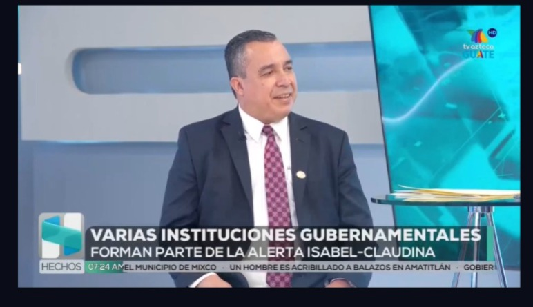 MPguatemala's tweet photo. #MPenDirecto 📺
En entrevista en el programa #HechosAM de @AztecaGuate, el licenciado Nillsson Castillo, fiscal de sección adjunto de la Fiscalía de la Mujer, abordó el funcionamiento del Mecanismo de Búsqueda Inmediata de Mujeres Desaparecidas, así como las distintas herramientas implementadas para la localización de mujeres reportadas como desaparecidas.
Este mecanismo ha sido fortalecido mediante el uso de tecnología y la coordinación interinstitucional. Fue creado a través del Decreto 0970-2016 y permite la pronta localización de mujeres desaparecidas, garantizando la protección de sus derechos. Actualmente, las alertas también se difunden por medio de mensajes de texto (SMS) dirigidos a zonas específicas, lo que facilita la participación ciudadana.
El licenciado Castillo indicó que, desde el año 2018, se han registrado aproximadamente 14,400 reportes, alcanzando una tasa de localización con vida del 95.02 %, resultado del trabajo liderado por el Ministerio Público y el apoyo de diversas instituciones.
Finalmente, reiteró el llamado a la población a denunciar de inmediato cualquier desaparición a la línea 1572, al 110 de la Policía Nacional Civil, en cualquier sede fiscal o policial del país, recordando que cada minuto es crucial.
#MPfuerteYfirme 💪