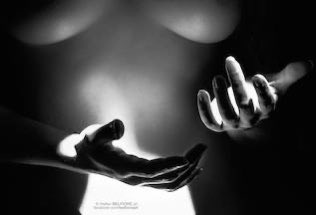 Como sombra que transita
por mi oscuridad, es en la noche
cuando tu ausencia se hace cuerpo,
presencia incontrovertible 
y habita mi deseo…