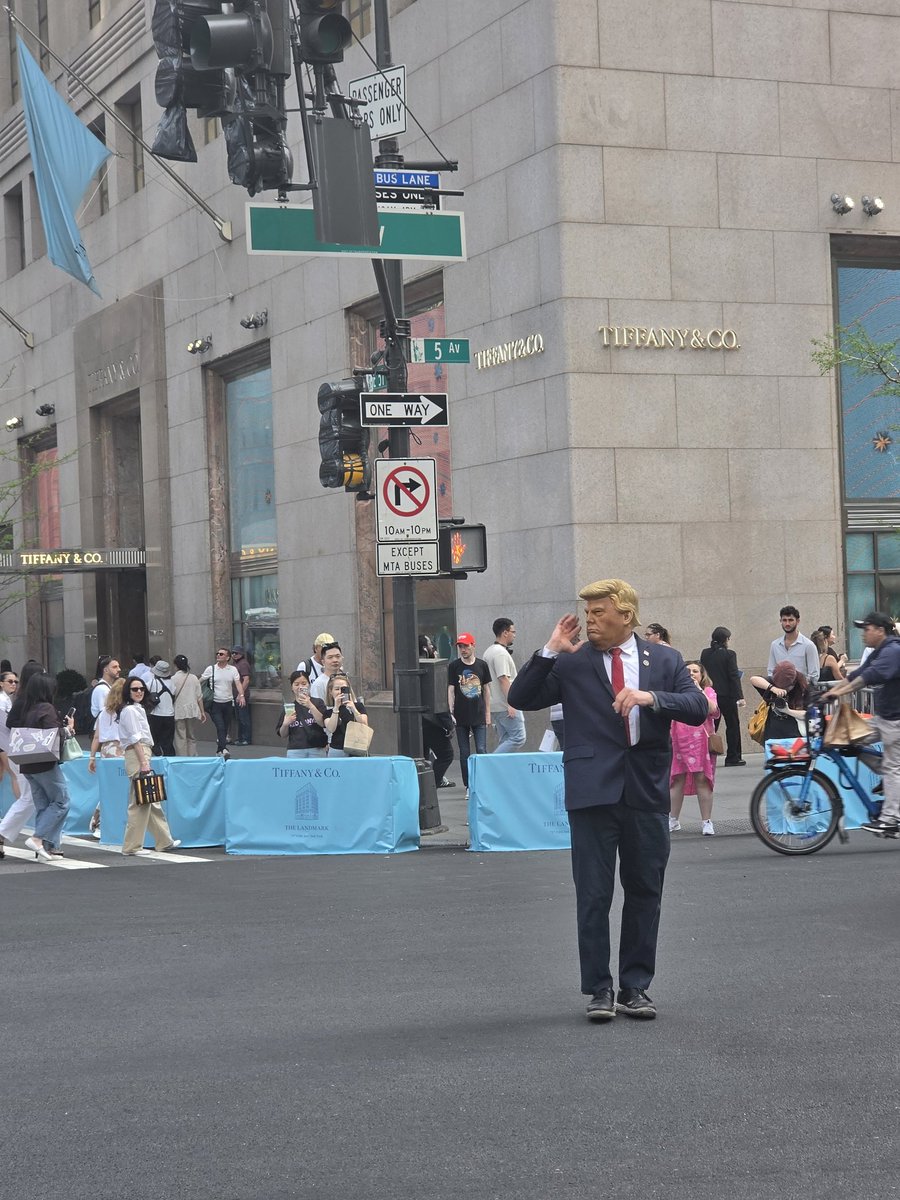 Trampu je jedino preostalo da reguliše saobraćaj, a i to bi zasro kakva je dileja.