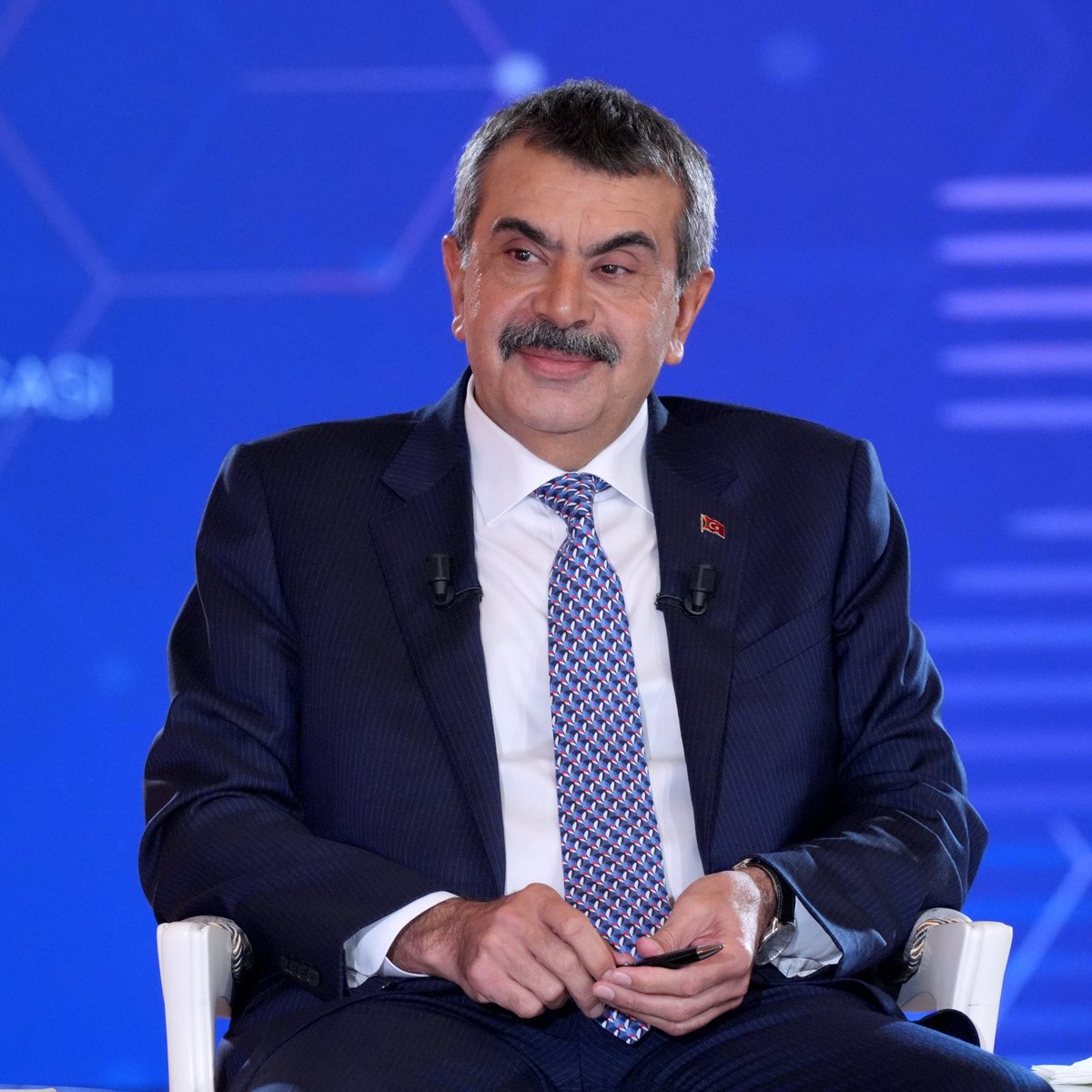 İsmail Saymaz’dan Yusuf Tekin’e: 

“Zaten baba olarak çocuğunu devlet okuluna göndermiyorsun.

Hiç değilse ona gönderseydin. O da yok.

Çocuğunu özel okula gönderiyorsun.”