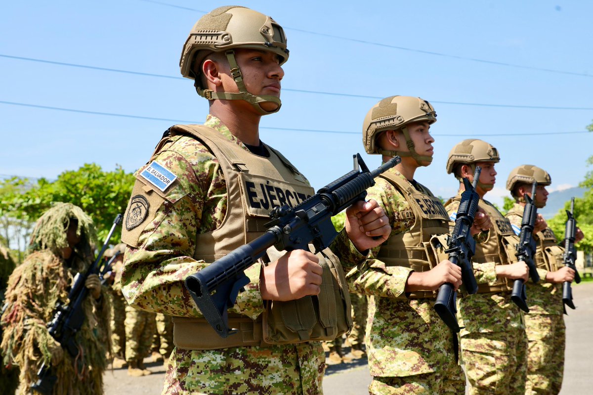 El Comando Sur de los Estados Unidos (<a href="/Southcom/">U.S. Southern Command</a>), a través de su Subcomandante, el Teniente General Pettus, entregó a las Fuerzas Armadas de El Salvador: carabinas, rifles, equipo médico, kits de primeros auxilios y repuestos para mantenimiento de helicópteros, recibidos por el