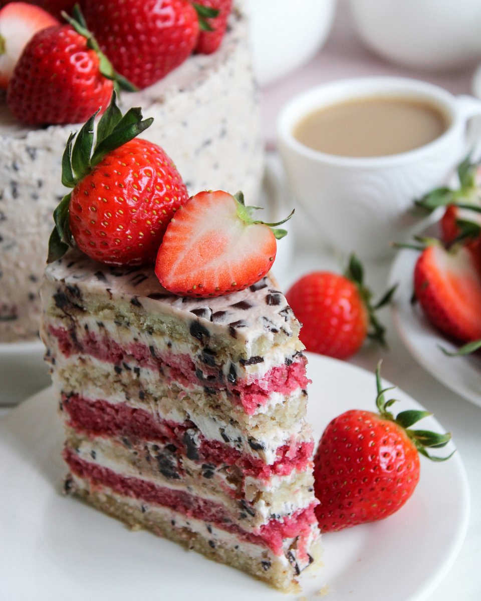 tinavesic's tweet photo. This is a wonderful mini vegan spring layer cake, full to the brim with fresh strawberries, dark chocolate, vanilla, and almonds.
The perfect flavour combination for afternoon coffee or tea.

https://t.co/RscX4OGyKF https://t.co/hwlCUutb1H