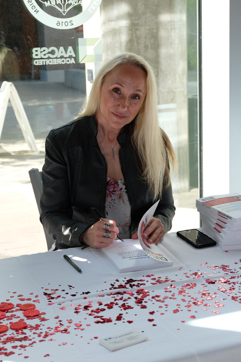 annettefranz's tweet photo. This #book equips you to stop guessing what customers want, move beyond satisfaction scores and useless metrics, align strategy with real customer needs, build #customerexperience systems that drive outcomes. CUSTOMER UNDERSTANDING https://t.co/VWASDeDdaG #customerunderstanding https://t.co/pgooNBeyvA