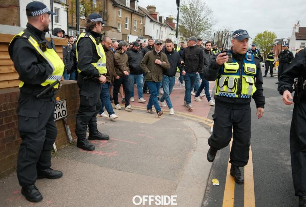 Barbour International

O ‘Classic Bedale’, como o nome sugere, é um verdadeiro clássico que tem tudo para cair bem em trasferta, como se comprova na imagem.

A marca inglesa, ainda que goze de considerável tradição de bancada, não é propriamente comum, e os motivos são óbvios.