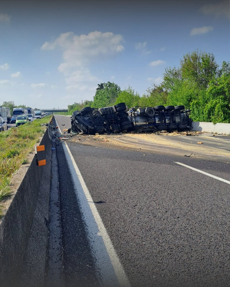 L'Autostrada A14 Bologna-Taranto è chiusa in entrambe le direzioni fra Castel San Pietro e San Lazzaro per un incidente al km 27 verso il capoluogo. Coinvolti una cisterna - che si è ribaltata causando la fuoriuscita di liquido altamente infiammabile - e un camion.