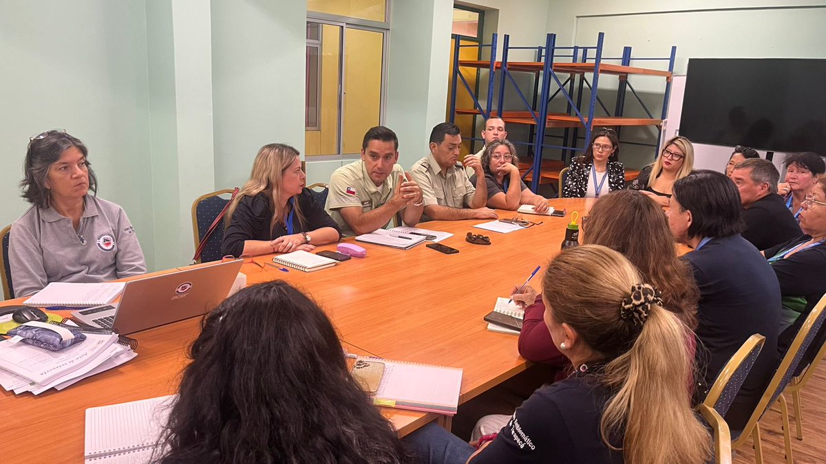 CarabTarapaca's tweet photo. #Iquique: El Comisario de la 1ra. Comisaría y personal Micc se reúnen con los representantes de asociación de docentes y asistentes, sostenedores con motivo de coordinar un trabajo en conjunto debido a las denuncias de amenazas. 
#LaPrevenciónEsNuestraEsencia https://t.co/SrGNKsszbN