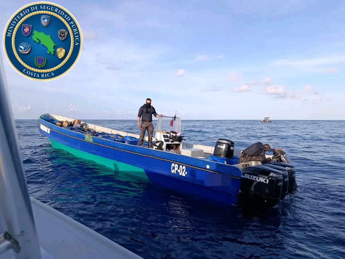 ViuditaCR's tweet photo. #CostaRica 🇨🇷
#Guanacaste #Caldera

El señor Ministro de Seguridad, don Mario Zamora, informa sobre una nueva interdicción de una lancha que trasladaba 1901 (Mil novecientos un) kilos de cocaína. Esto, sobre aguas del Pacífico Guanacasteco, donde el Grupo #GOPES de #Guardacostas, Oficiales de la Policía de Control de Drogas #PCD del Ministerio de @seguridadcrc en conjunto con nuestros socios del #ComandoSur de los #EstadosUnidos a través de la #DEA lograron este gran decomiso. 
Además, se detuvieron tres masculinos de nacionalidad Colombiana quienes trasladan dicha droga.

#CostaRica 🇨🇷
#SomosUnaSolaFuerza 🇨🇷👊🏽🇨🇷