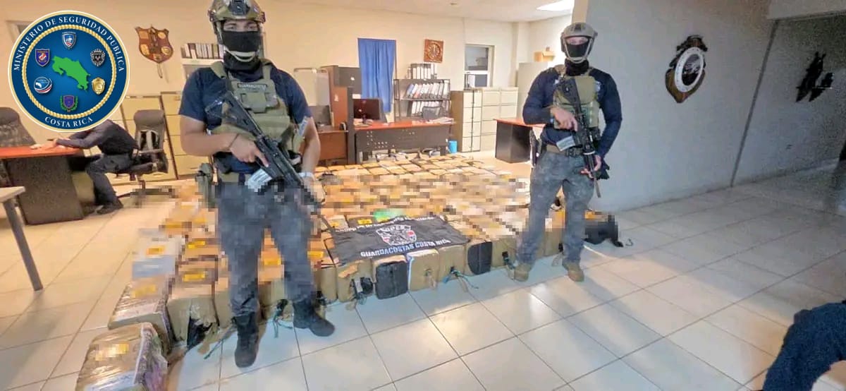 ViuditaCR's tweet photo. #CostaRica 🇨🇷
#Guanacaste #Caldera

El señor Ministro de Seguridad, don Mario Zamora, informa sobre una nueva interdicción de una lancha que trasladaba 1901 (Mil novecientos un) kilos de cocaína. Esto, sobre aguas del Pacífico Guanacasteco, donde el Grupo #GOPES de #Guardacostas, Oficiales de la Policía de Control de Drogas #PCD del Ministerio de @seguridadcrc en conjunto con nuestros socios del #ComandoSur de los #EstadosUnidos a través de la #DEA lograron este gran decomiso. 
Además, se detuvieron tres masculinos de nacionalidad Colombiana quienes trasladan dicha droga.

#CostaRica 🇨🇷
#SomosUnaSolaFuerza 🇨🇷👊🏽🇨🇷