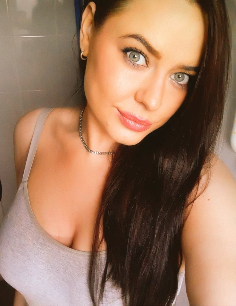 Dominatrix Kayleigh tweet media