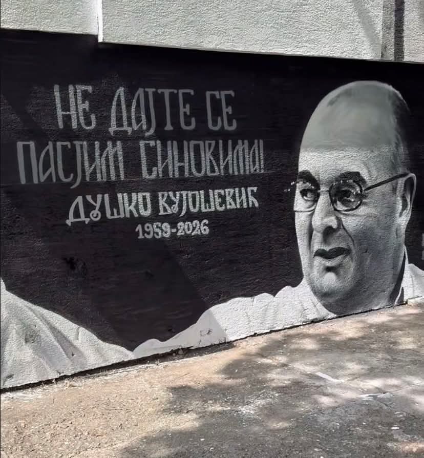 CrnjanskiSr's tweet photo. Gledajte dobro ovaj lik!
To je strah u vašim kostima. Strah od čoveka kog niste mogli da kupite, ucenite i ućutkate. On je sloboda, a vi ste samo sluge sopstvene pohlepe.
Po vama se "pasji sinovi" ništa neće zvati, a Dule je vlasnik večnosti...
#DuleVujosevic #Večnost https://t.co/ZnjiusBp4H