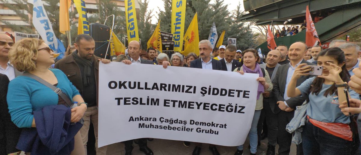 egitimsen's tweet photo. 🔴Milli Eğitim Bakanlığı önünde devam eden yaşam nöbetimizi, Pir Sultan Abdal Kültür Derneği Genel Başkanı Cuma Erçe ve beraberindeki heyet, Ankara Çağdaş Demokrat Grubu Muhasebecileri, Batıkent Dayanışma Platformu ve Kaldıraç ziyaret ederek desteklerini iletti. 
#YaşamNöbeti
#EğitimdeŞiddeteHayır