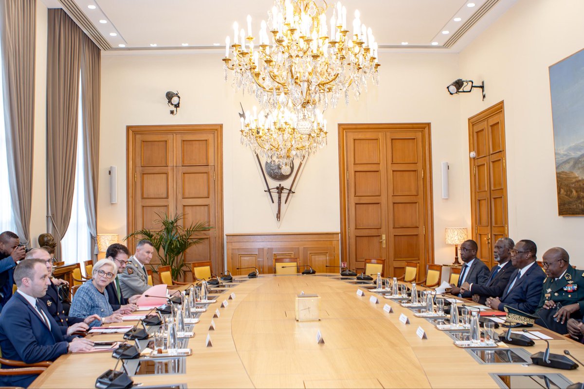 TBirahimaO's tweet photo. En marge de la Réunion du G7++ Groupe des amis du Golfe de Guinée (FOGG), j'ai eu une importante séance de travail, ce jeudi 16 avril 2026, à Paris, avec mon homologue française Mme Catherine Vautrin, Ministre des Armées et des Anciens Combattants.

Nous avons passé en revue des sujets d'ordre sécuritaire, notamment la gestion du terrorisme et le contrôle de l'espace maritime.

Je réitère mon engagement à poursuivre, sous le leadership de SEM. Alassane Ouattara, Président de la République, Chef Suprême des Armées, l'oeuvre de transformation en cours des Forces Armées de Côte d'Ivoire, en s'enrichissant de la coopération militaire avec la France, notre partenaire privilégié.

#GouvCI 
#Coopération 
🇨🇮 🇫🇷