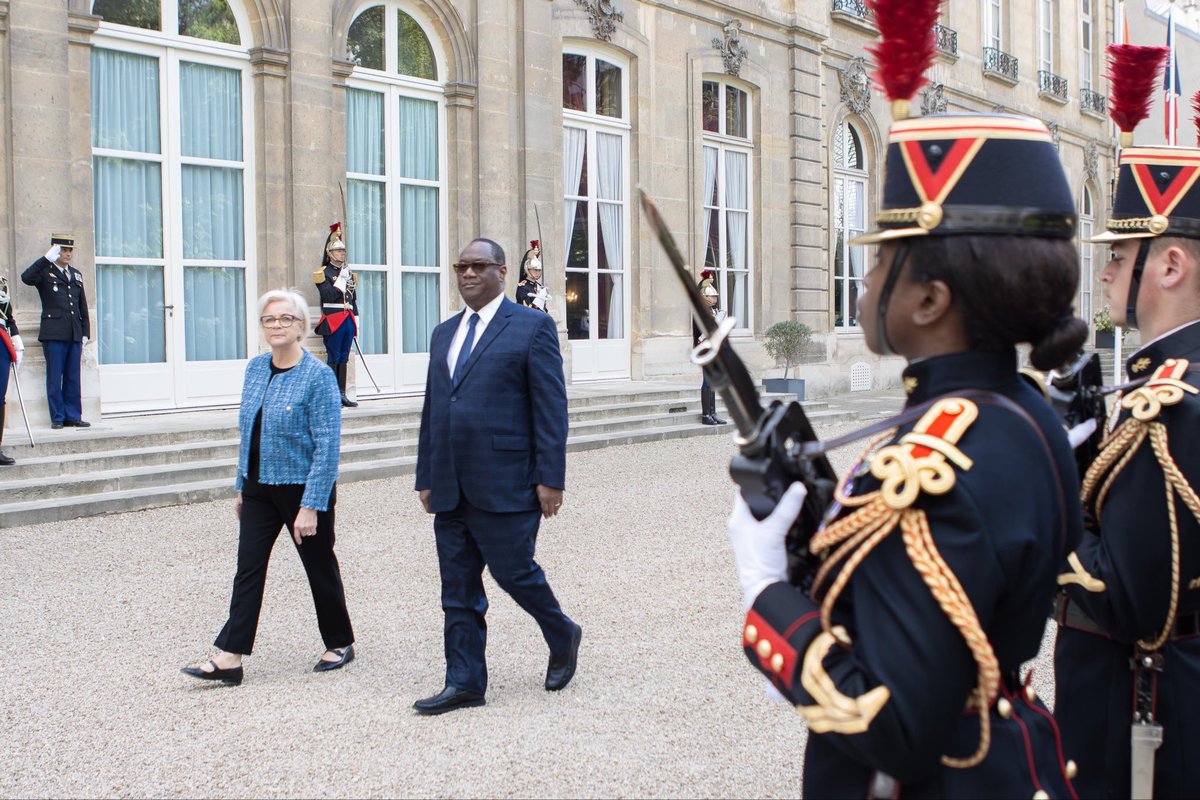 TBirahimaO's tweet photo. En marge de la Réunion du G7++ Groupe des amis du Golfe de Guinée (FOGG), j'ai eu une importante séance de travail, ce jeudi 16 avril 2026, à Paris, avec mon homologue française Mme Catherine Vautrin, Ministre des Armées et des Anciens Combattants.

Nous avons passé en revue des sujets d'ordre sécuritaire, notamment la gestion du terrorisme et le contrôle de l'espace maritime.

Je réitère mon engagement à poursuivre, sous le leadership de SEM. Alassane Ouattara, Président de la République, Chef Suprême des Armées, l'oeuvre de transformation en cours des Forces Armées de Côte d'Ivoire, en s'enrichissant de la coopération militaire avec la France, notre partenaire privilégié.

#GouvCI 
#Coopération 
🇨🇮 🇫🇷