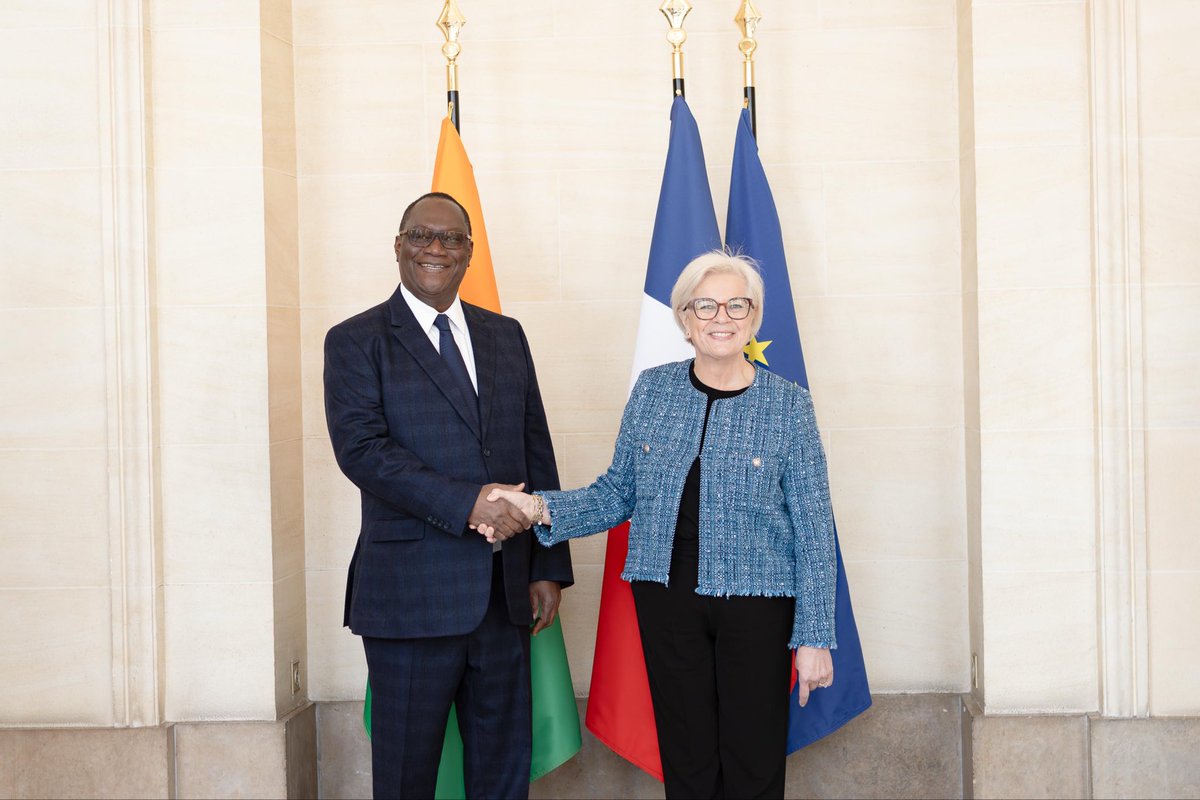 TBirahimaO's tweet photo. En marge de la Réunion du G7++ Groupe des amis du Golfe de Guinée (FOGG), j'ai eu une importante séance de travail, ce jeudi 16 avril 2026, à Paris, avec mon homologue française Mme Catherine Vautrin, Ministre des Armées et des Anciens Combattants.

Nous avons passé en revue des sujets d'ordre sécuritaire, notamment la gestion du terrorisme et le contrôle de l'espace maritime.

Je réitère mon engagement à poursuivre, sous le leadership de SEM. Alassane Ouattara, Président de la République, Chef Suprême des Armées, l'oeuvre de transformation en cours des Forces Armées de Côte d'Ivoire, en s'enrichissant de la coopération militaire avec la France, notre partenaire privilégié.

#GouvCI 
#Coopération 
🇨🇮 🇫🇷