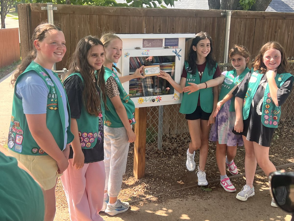ArtBoucaud's tweet photo. Some of  @BridlewoodES students, who are also Girl Scouts, have worked super hard to paint this beautiful “Little Library”. It is Art Teacher approved! 🎨 https://t.co/DNZSurHegz
