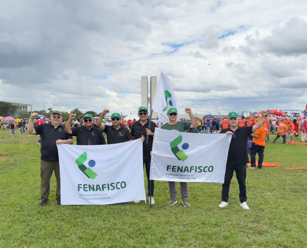 Fenafisco's tweet photo. A Fenafisco participou da Marcha da Classe Trabalhadora, em Brasília, reforçando a defesa do serviço público, da justiça fiscal e de direitos como negociação coletiva, direito de greve (Convenção 151/OIT) e o fim da contribuição previdenciária de aposentados.

#fisco #trabalhador https://t.co/CRmgCgCTs9
