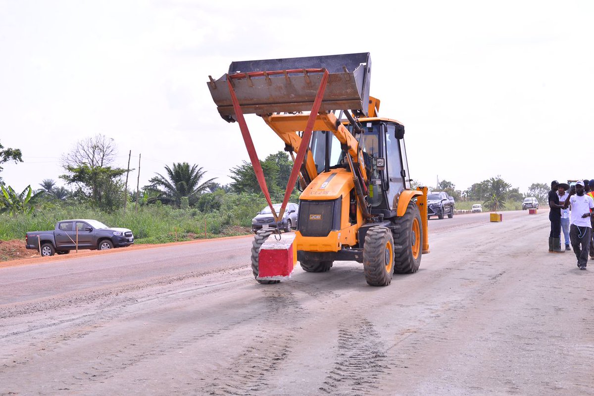 Ngo16039's tweet photo. The dualization of the Benin–Akure–Ilesa Road is a landmark infrastructure project under the Renewed Hope Agenda, aimed at improving connectivity and driving economic growth across three states.
#DavidUmahi
#FederalMinistryOfWorks
#UmahiIsWorking
#RenewedHope https://t.co/0Ja5boxxwZ