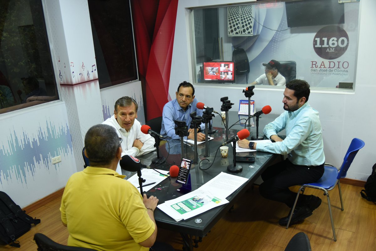 SFCsupervisor's tweet photo. Así comenzó en Cúcuta una nueva jornada conjunta #MeInformoYCuidoMiDinero: en la @cccucuta abrimos un espacio sobre prevención de la captación ilegal y evitar el fraude financiero. La agenda del día también incluyó una rueda de prensa y visitas a emisoras locales. https://t.co/1zuj8wVWrz