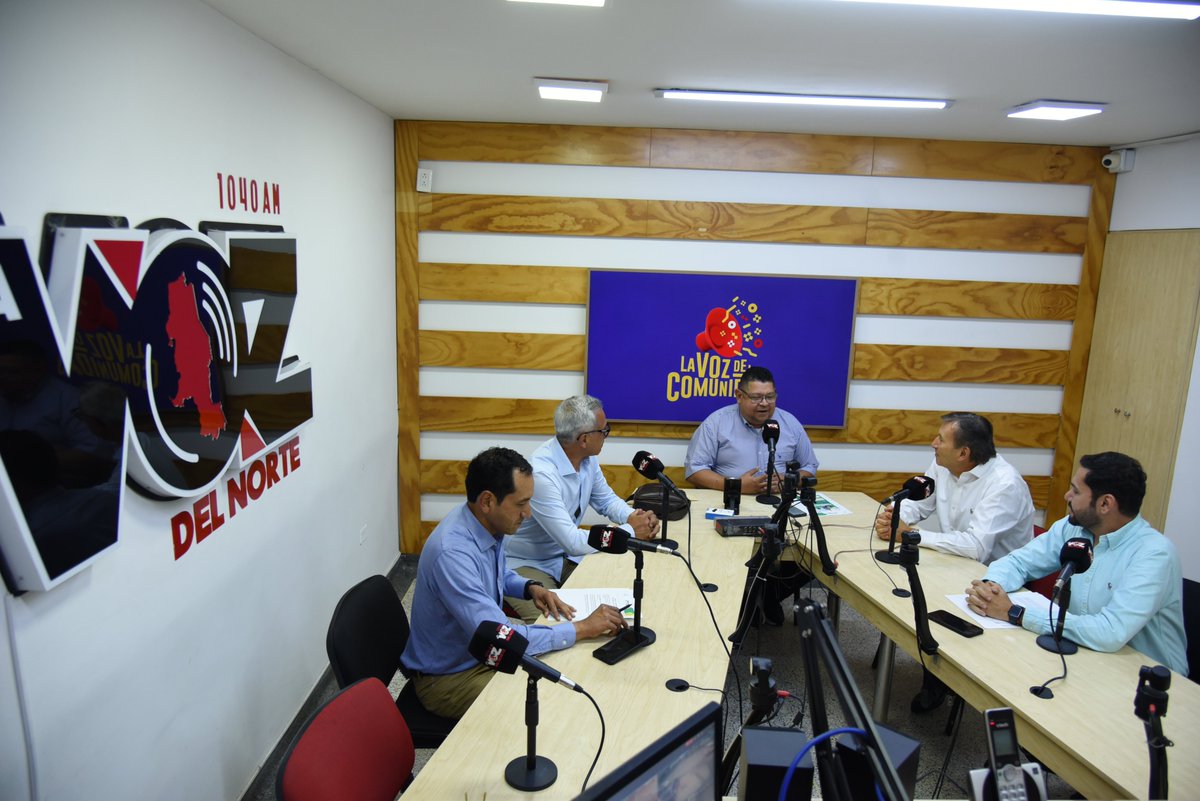 SFCsupervisor's tweet photo. Así comenzó en Cúcuta una nueva jornada conjunta #MeInformoYCuidoMiDinero: en la @cccucuta abrimos un espacio sobre prevención de la captación ilegal y evitar el fraude financiero. La agenda del día también incluyó una rueda de prensa y visitas a emisoras locales. https://t.co/1zuj8wVWrz