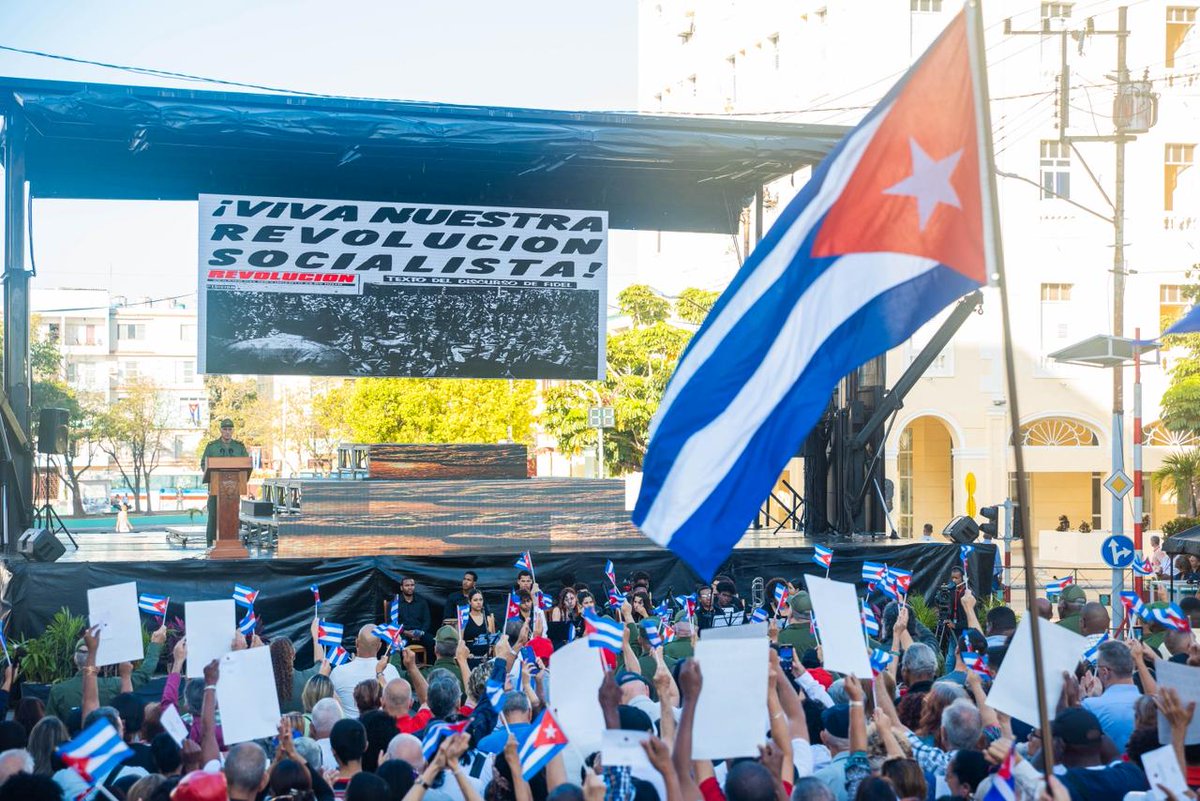 FinlayInstituto's tweet photo. Hoy, trabajadores del @FinlayInstituto participamos en el acto por el 65 aniversario de la Proclamación del Carácter Socialista de la Revolución Cubana, en la histórica esquina de 23 y 12, en el Vedado. 🧵👇

#GirónEsHoy https://t.co/nM5MpzqATw