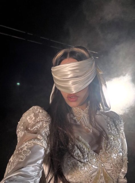 ItsZalyOs's tweet photo. Tápate los ojos con una venda si eres la mejor popstar de tu país https://t.co/cRmrXGVvim