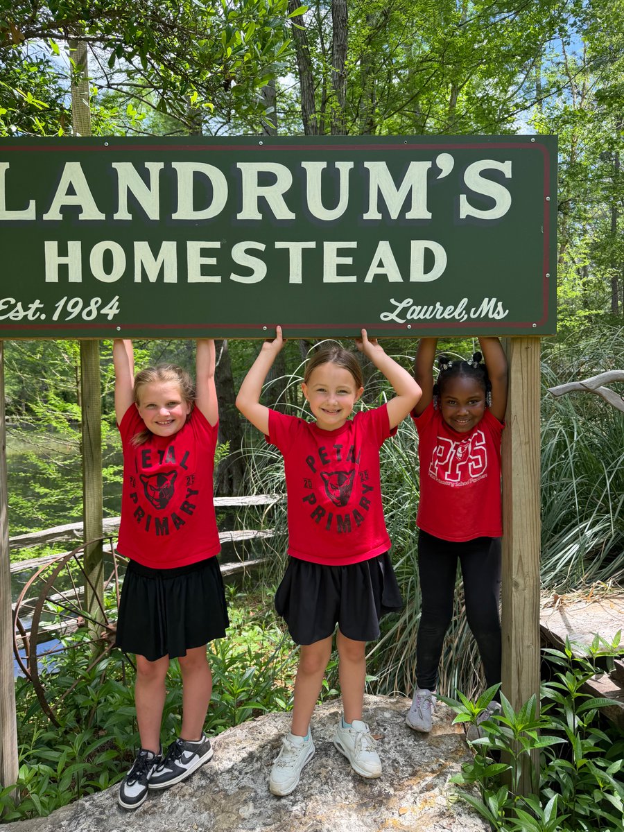 petalschools's tweet image. Petal Primary School first graders took a step back in time during their field trip to Landrum’s Homestead &amp;amp; Village!
Students experienced life in the late 1800s, from interacting with farm animals to exploring school houses and chapels! #FieldTripFun #MomentsMatter