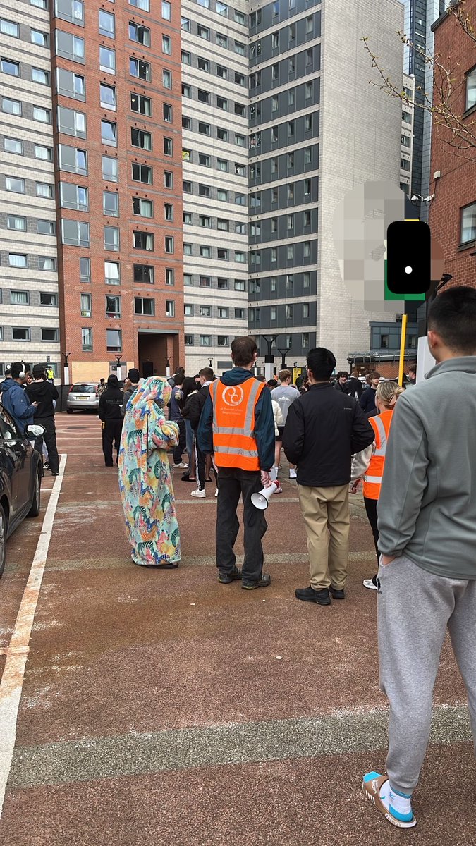 SaulTerrenceNut's tweet photo. Building gets evacuated and this mf comes out like this what ever happened to shame? https://t.co/xiQkjfLBIp