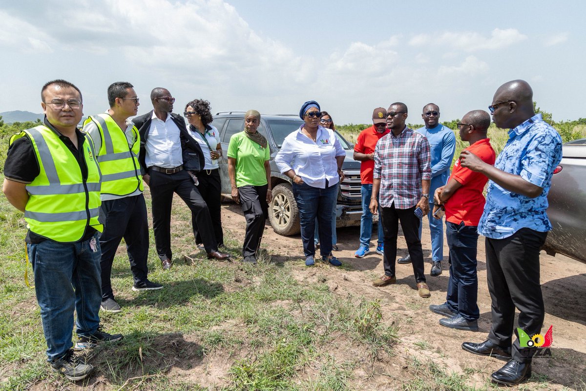 LateefApau's tweet photo. The Chief Executive Officer of the Ghana Free Zones Authority (GFZA), Dr. Mary Awusi together with Mr. Lateef Apau Wiredu and some managers of the GFZA, led a high-level team on an inspection visit to the Authority’s newly designated Export Processing Zone (EPZ) at Afienya . https://t.co/9G0t3US3Gd