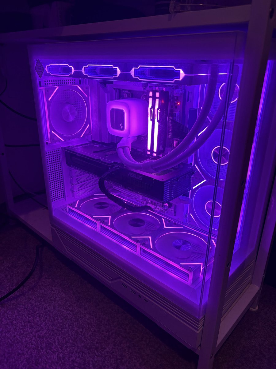 carlzplayz's tweet image. NEW PC 🥹💜
We are so ready for full time streaming with these specs! (I also struggle sm to get a sick PC photo, idk how 😭)

#pc #pcbuild #twitchstreamer