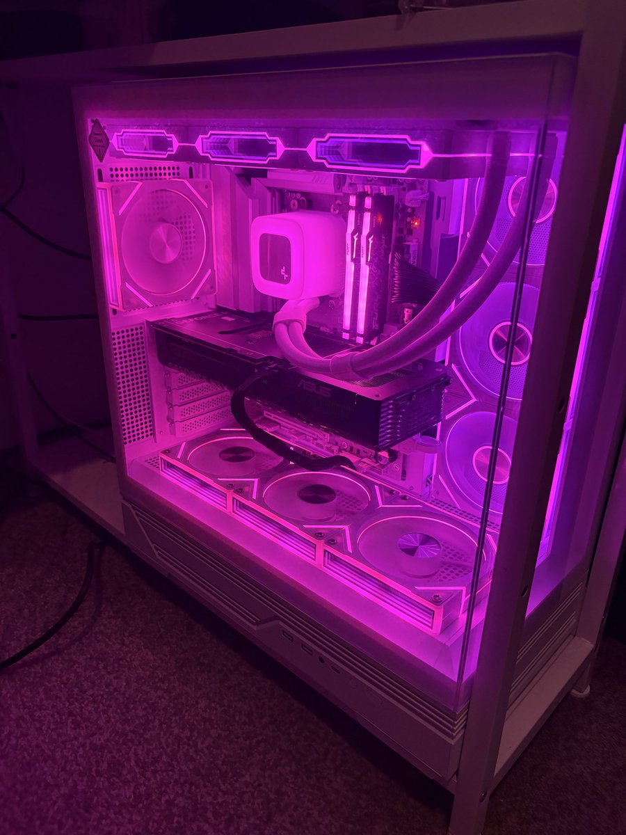 carlzplayz's tweet image. NEW PC 🥹💜
We are so ready for full time streaming with these specs! (I also struggle sm to get a sick PC photo, idk how 😭)

#pc #pcbuild #twitchstreamer