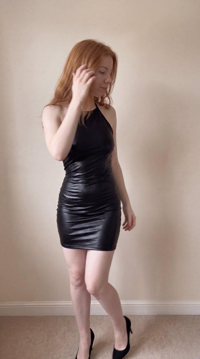 Lottiejonesxo's tweet image. Trying to look cool lol 💜
.
.
#redhead #uk #manchester