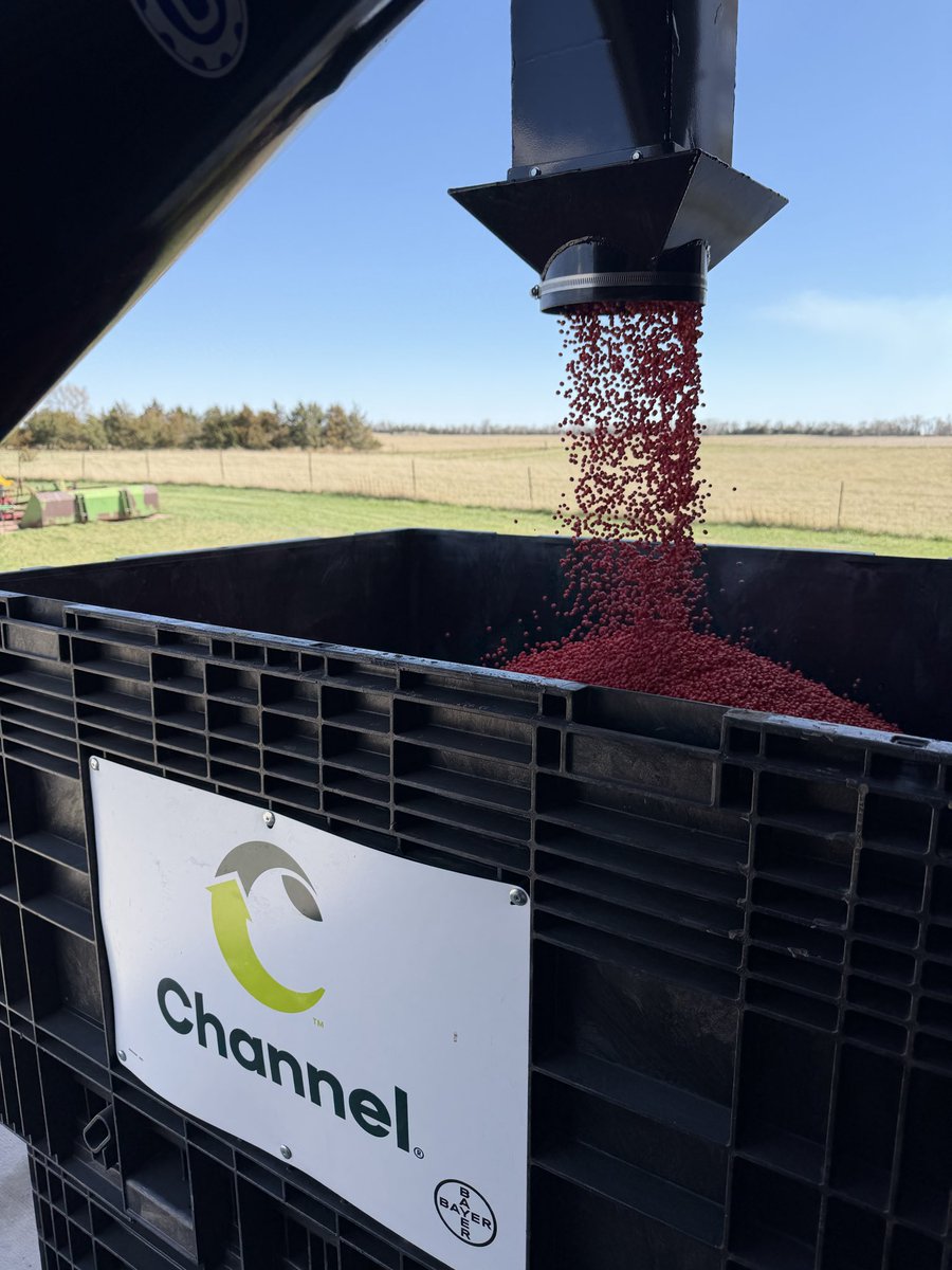 AdamBormann's tweet photo. Soybean painting season starting ! @ChannelSeed @Channel_SD https://t.co/AK0Lx6W6oz