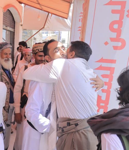 mahdibalghaith's tweet photo. بقلوب يعتصرها الحزن والاسى ننعي الخال / حسن احمد الاحرق الذي وافته المنيه اثر ذبحة صدريه 🤍

رحيلك ترك فراغ كبير لا يملأ فقد كنت الوجه الطيب الذي لا يغيب عن البال هذه الصوره ستبقى شاهده على لحظه دافئه جمعتني بك يوم عدت من المرض فكنت اول من يحتضنني بمحبه صادقه 🤍 https://t.co/MQ7lEU7oTt