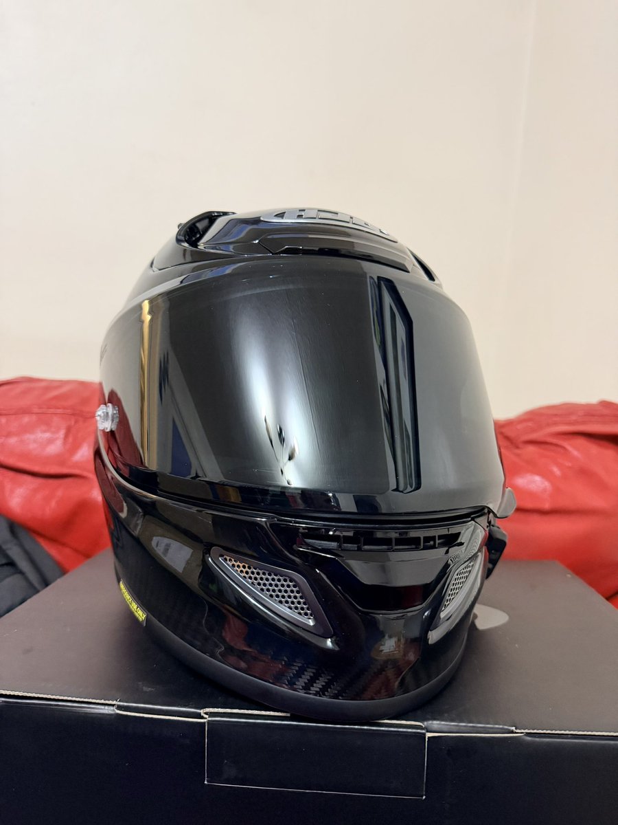 Robostle's tweet photo. New lid is the one. Carbon fibre complete with new Sena s60 Harmon kardon setup in it. https://t.co/9JSK5YiOxi