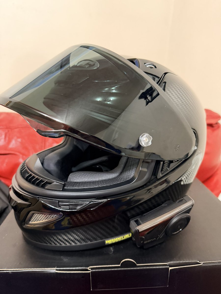 Robostle's tweet photo. New lid is the one. Carbon fibre complete with new Sena s60 Harmon kardon setup in it. https://t.co/9JSK5YiOxi