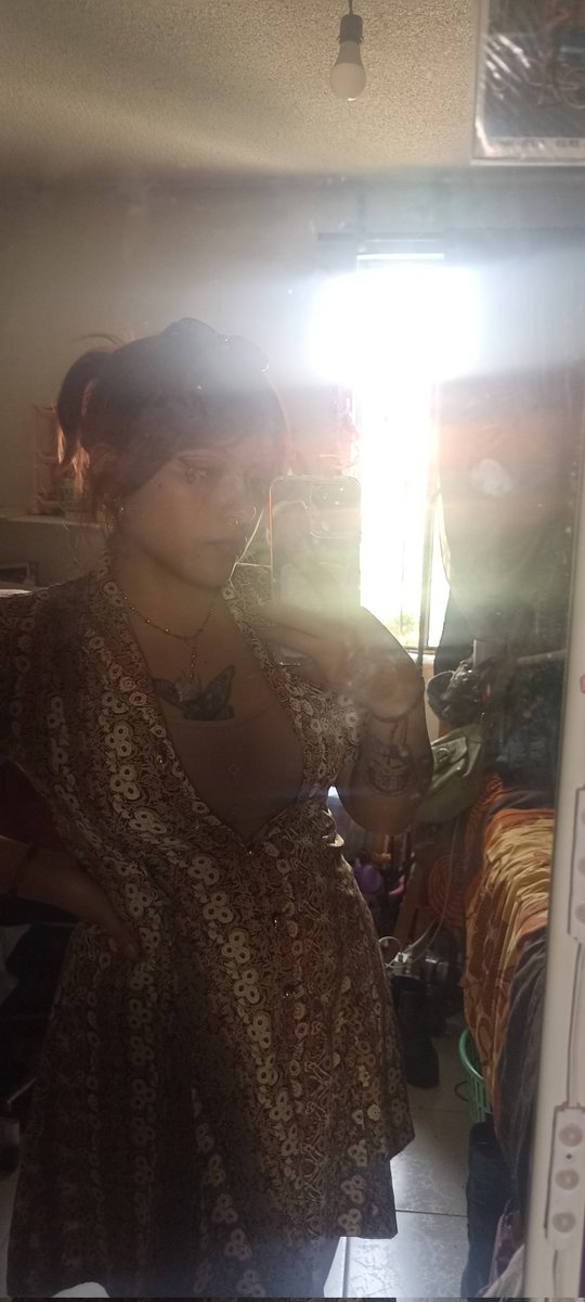 look para la entrevista d trabajo en el espejo más mugroso del condado pq pude arreglar mi cuarto de depresión pero la energía ya no dio para limpiar el espejo