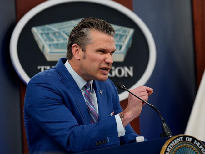 Dio's tweet photo. Il capo del Pentagono ha citato Pulp Fiction, pensando fosse la Bibbia.

Pete Hegseth, in uno dei suoi discorsi/preghiera, ha usato le parole di Ezechiele 25 17, prese dal film, sostituendo all'uomo timorato l'aviatore abbattuto, ma senza sapere che nella Bibbia la frase è diversa, soprattutto è più breve.

E il bello è che in "Pulp Fiction" la citazione viene infarcita di argomenti quali le lotta alle ingiustizie, gli uomini di buona volontà che hanno bisogno di aiuto, la carità, il ruolo del pastore dei deboli.
Tutta roba che serve per la parabola del personaggio di Jules, ma che non ci azzecca niente con il cazzutissimo segretario alla guerra USA.

Hegseth avrebbe dovuto attenersi al versetto della Bibbia, dove c'è solo la forza e il furiosissimo sdegno, che ovviamente è molto più indicato.
Ecco brevemente cosa dice il Signore in Ezechiele 25 17:

Minchia, quanto mi stanno sulle palle i nostri nemici (i Filistei), adesso li ammazzo tutti.
Fine.