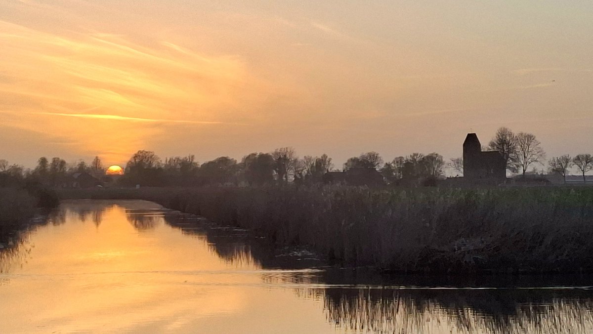 WNapBaukema's tweet photo. Een heerlijke dag eindigt met een mooie #zonsondergang #Krewerd #Marsum #mooigrunnen https://t.co/qlA6RjSPHn