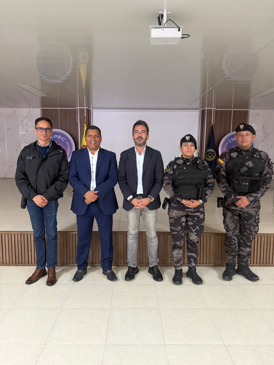 INPEC_Colombia's tweet photo. En 📍#LaPicota finalizó la visita de Roberto Tartaglia PACCTO 2.0 con una jornada que permitió revisar capacidades en pabellones de alta seguridad, preparación del personal y control de elementos prohibidos.
Un ejercicio de contraste que evidenció prácticas y avances del #INPEC. https://t.co/RDiPcQxxqR