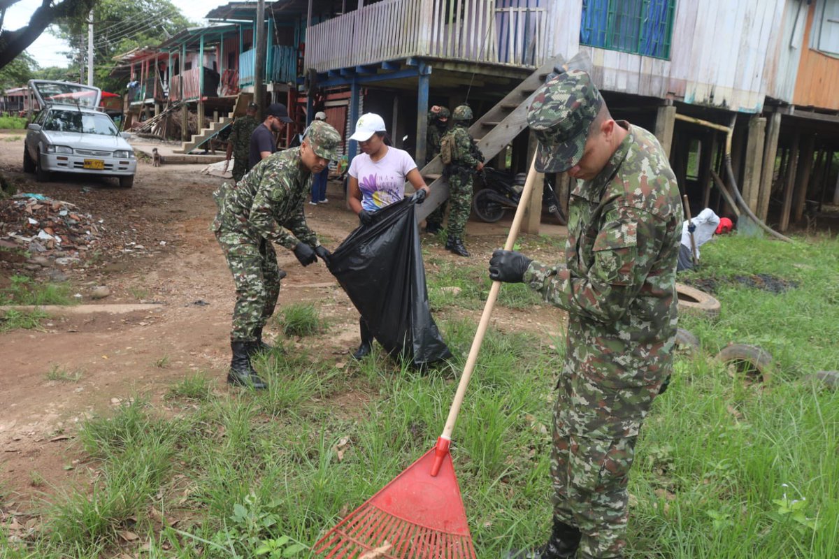 Ejercito_Div4's tweet photo. En San José del Guaviare, el @COL_EJERCITO, junto a la comunidad y entidades gubernamentales, impulsa la conservación y recuperación del humedal del barrio El Mosquito, siendo #CustodiosDelMedioAmbiente https://t.co/Q1UxW894AB